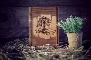 Agenda din lemn - model Copacul din carte - nuc inchis