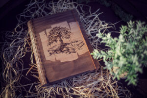 Agenda din lemn - model Copacul din carte - nuc inchis