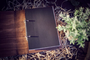 Agenda din lemn - model Copacul din carte - nuc inchis