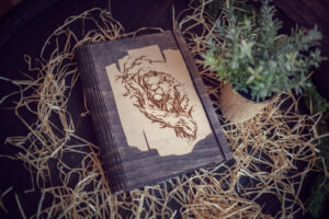 Agenda din lemn - model Leu - negru