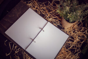 Agenda din lemn - model Leu - negru