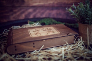 Alternative view of Cutie din lemn pentru stick USB + loc fotografii