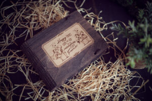 Cutie din lemn pentru stick USB + loc fotografii