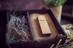 Cutie din lemn pentru stick USB + loc fotografii