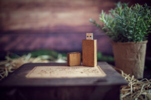 Cutie din lemn pentru stick USB + loc fotografii