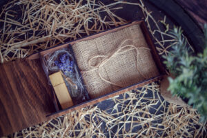 Cutie fotografii - proaspat casatoriti