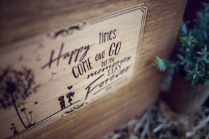 Alternative view of Cutie din lemn pentru album foto digital 30x30cm cu stick USB - model Papadie