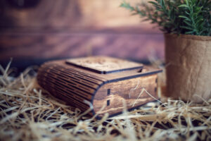 Cutie din lemn mica pentru stick USB - model Proaspăt căsătoriti