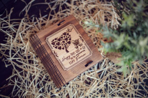 Cutie din lemn mica pentru stick USB - model Proaspăt căsătoriti