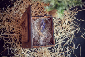 Cutie din lemn mica pentru stick USB - model Proaspăt căsătoriti