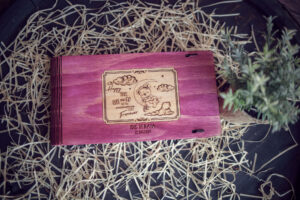 Alternative view of Cutie din lemn pentru stick USB + loc fotografii model Ursulet pe luna (fetita)