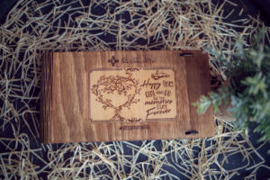 Alternative view of Cutie din lemn pentru stick USB + loc fotografii model "Randunici in copac"