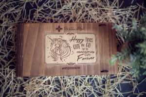 Alternative view of Cutie din lemn pentru stick USB + loc fotografii model "Unicorn"