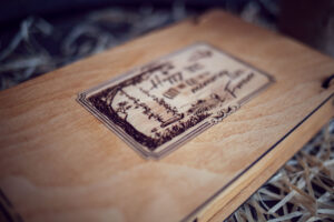 Cutie din lemn pentru stick USB + loc fotografii model 