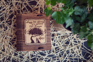 Cutie din lemn mica pentru stick USB - model Doi sub un copac