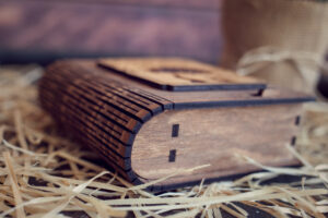 Cutie din lemn mica pentru stick USB - model Doi sub un copac