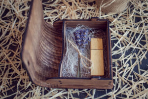 Cutie din lemn mica pentru stick USB - model Doi sub un copac