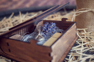 Cutie din lemn mica pentru stick USB - model Doi sub un copac