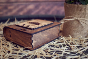 Cutie din lemn mica pentru stick USB - model Doi sub un copac