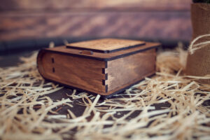 Cutie din lemn mica pentru stick USB - model Tineri Casatoriti