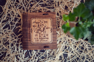 Cutie din lemn mica pentru stick USB - model Tineri Casatoriti