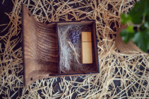 Cutie din lemn mica pentru stick USB - model Tineri Casatoriti