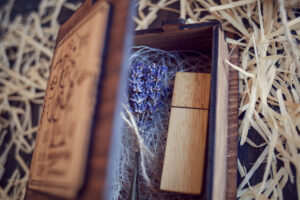 Cutie din lemn mica pentru stick USB - model Tineri Casatoriti