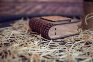 Cutie din lemn mica pentru stick USB - model Elefantelul iubaret