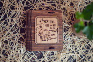 Cutie din lemn mica pentru stick USB - model Elefantelul iubaret