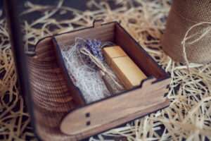 Cutie din lemn mica pentru stick USB - model Elefantelul iubaret