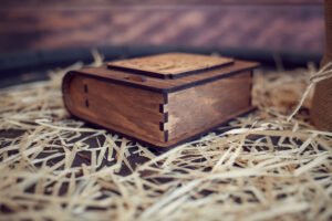 Cutie din lemn mica pentru stick USB - model Ursuletul de plus