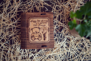 Cutie din lemn mica pentru stick USB - model Ursuletul de plus