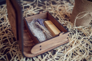 Cutie din lemn mica pentru stick USB - model Ursuletul de plus