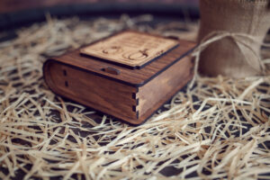 Cutie din lemn mica pentru stick USB - model Verighete vesele