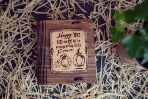 Cutie din lemn mica pentru stick USB - model Verighete vesele