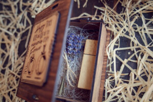 Cutie din lemn mica pentru stick USB - model Verighete vesele