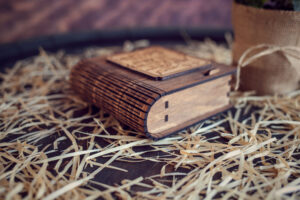 Cutie din lemn mica pentru stick USB - model Proaspat Casatoriti