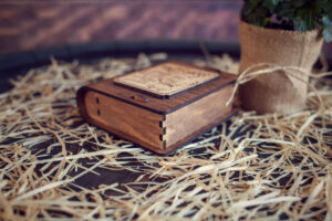 Cutie din lemn mica pentru stick USB - model Proaspat Casatoriti