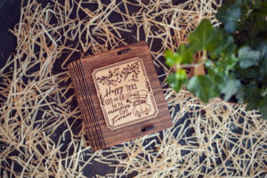 Cutie din lemn mica pentru stick USB - model Proaspat Casatoriti