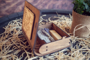 Cutie din lemn mica pentru stick USB - model Proaspat Casatoriti