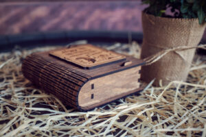 Cutie din lemn mica pentru stick USB - model Prietenii veseli