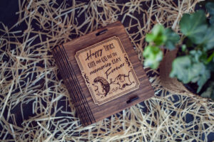 Cutie din lemn mica pentru stick USB - model Prietenii veseli