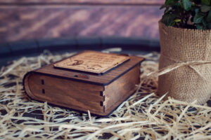 Cutie din lemn mica pentru stick USB - model Prietenii veseli