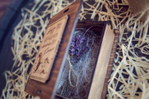 Cutie din lemn mica pentru stick USB - model Prietenii veseli