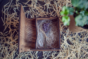 Cutie din lemn mica pentru stick USB - model Prietenii veseli