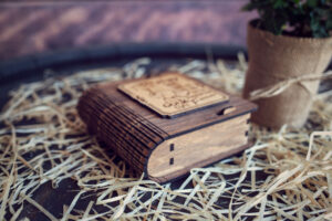 Cutie din lemn mica pentru stick USB - model Elefantul Stropitor