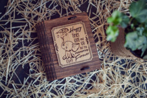 Cutie din lemn mica pentru stick USB - model Elefantul Stropitor