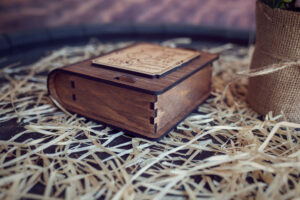 Cutie din lemn mica pentru stick USB - model Elefantul Stropitor