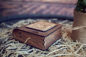 Cutie din lemn mica pentru stick USB - model Clovnul pictor