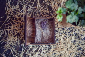 Cutie din lemn mica pentru stick USB - model Clovnul pictor